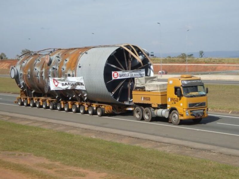 Caminhão com carga especial em rodovia — Autorização Especial de Trânsito emitida pela ES Engenharia