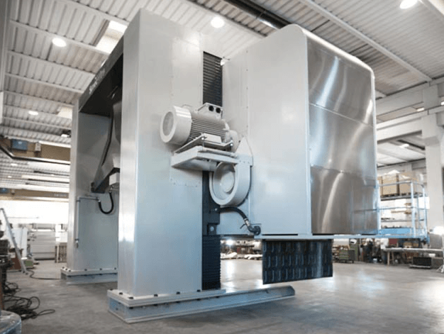 Engenheiro realizando análise de risco em linha de produção